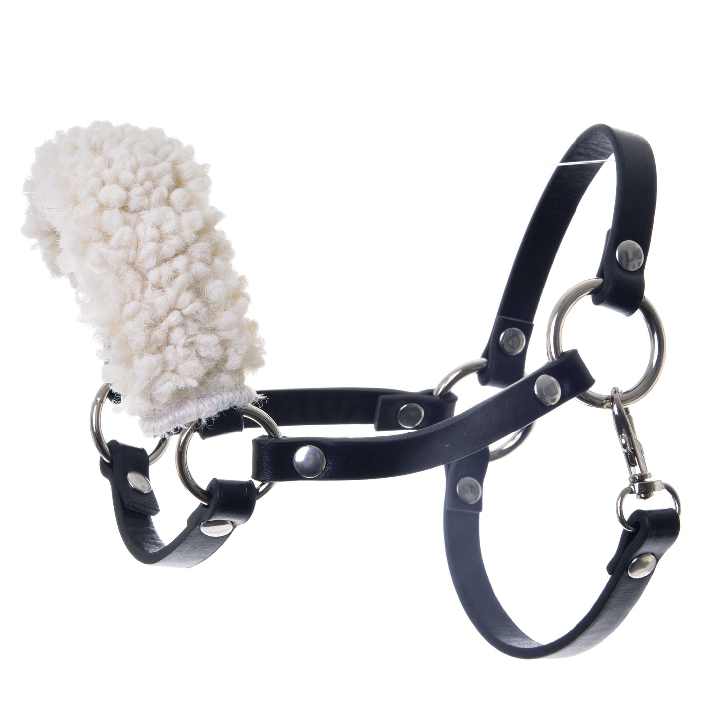 Hobby Horse LarDen Set Basic je černá kožená ohlávka s podšitím nánosníku z jehněčího fleecu, kovovými kroužky a cvočky pro odolnost – ideální do každé sbírky Hobby Horse, zobrazená na bílém pozadí.