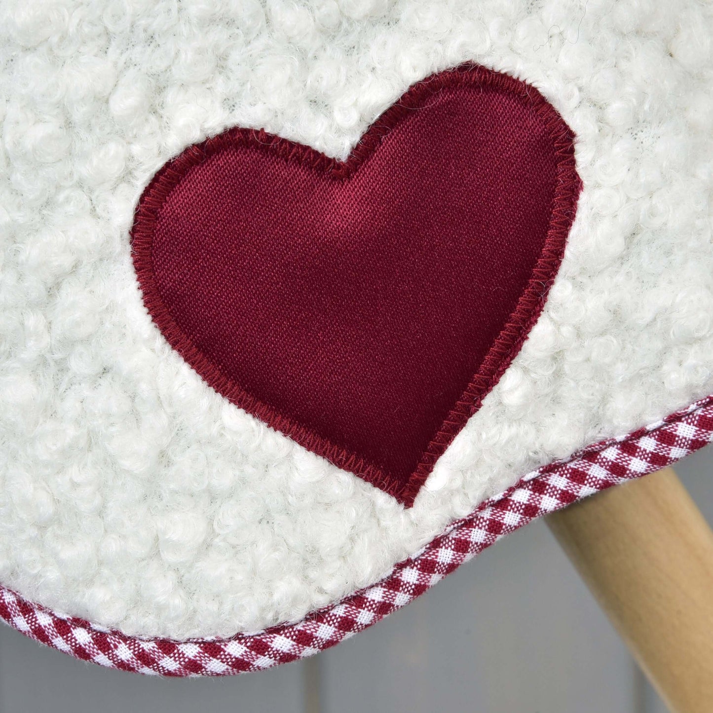 Deka Cube Red od Hobby Horse LarDen s červeným látkovým srdcem s obšitými okraji na bílé nadýchané tréninkové dece, doplněná červenobílým kostkovaným lemem.