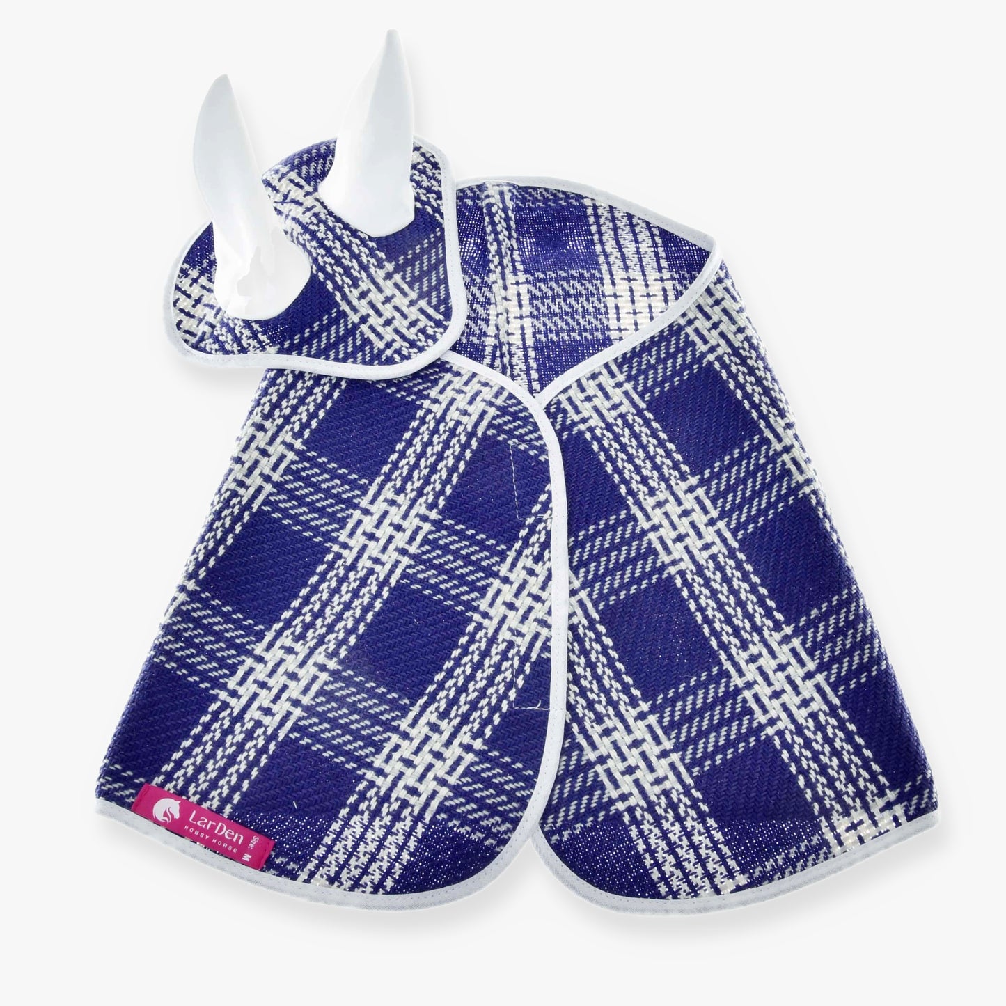 Set Blue Cube od Hobby Horse LarDen s modrobílou kostkovanou dekou a ladící čabrakou, obě s bílým lemem, uspořádané na bílém pozadí. Deka má růžový štítek s bílým logem koně.