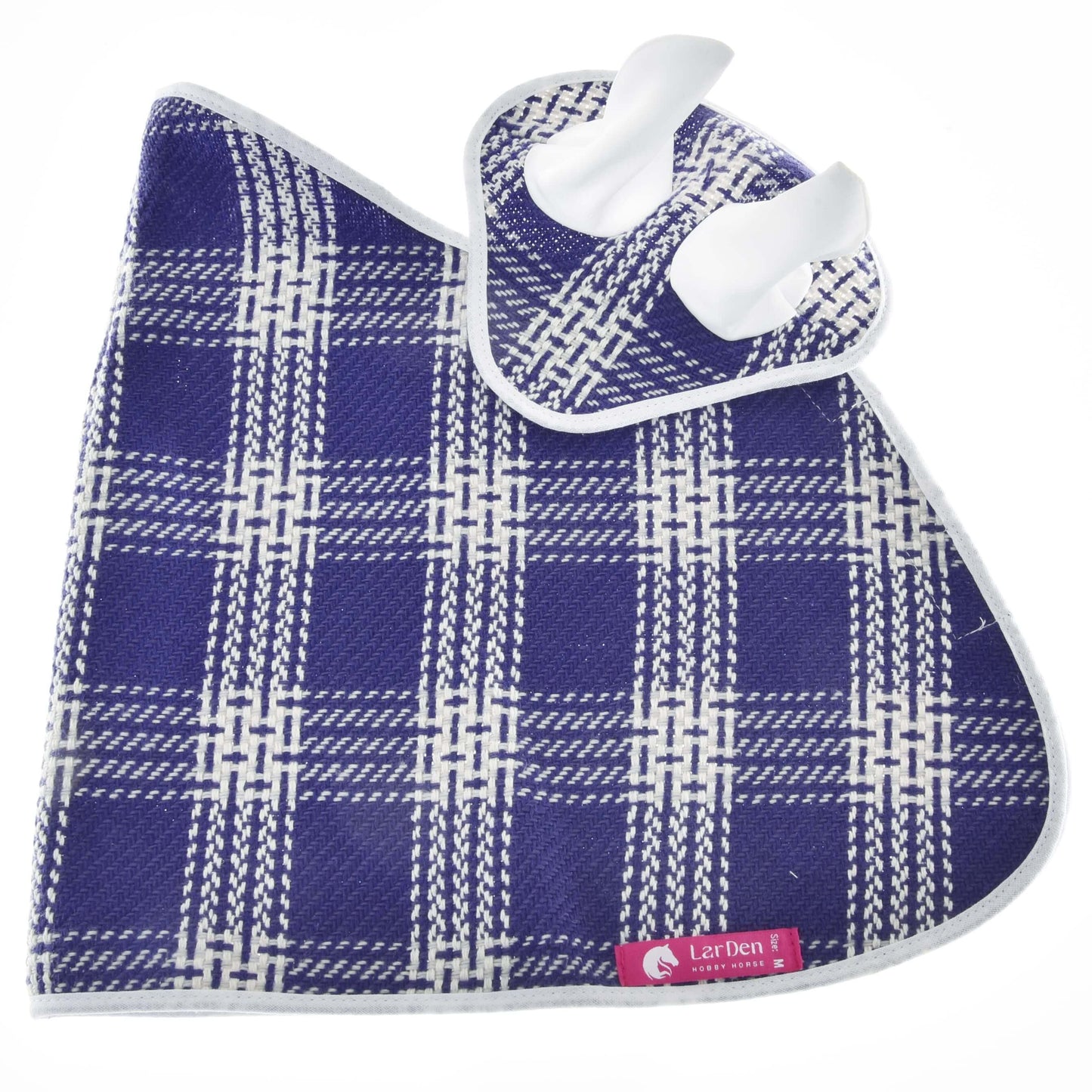 Set Blue Cube od Hobby Horse LarDen s modrobílými kostkovanými ubrousky — jeden s kroužky na ubrousky, druhý rozložený naplocho s růžovým štítkem LarDen — ideální pro dodání půvabu vašemu stolu nebo ke kombinaci se sety dek na piknik.