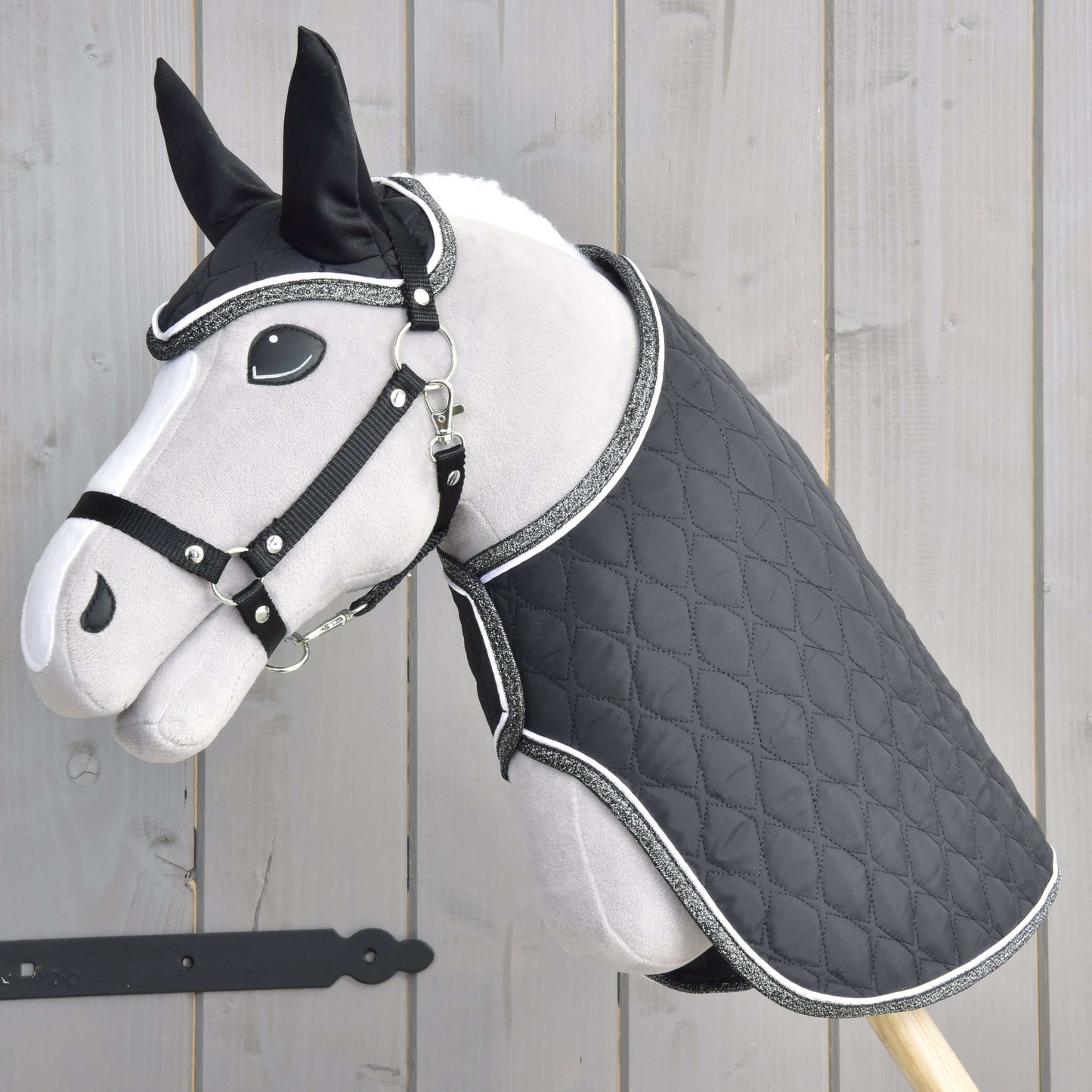 Set Thermo Black Queen od Hobby Horse LarDen je plyšový Hobby Horse s prošívanou černou dekou a ladící uzdou, ideální jako stylová dekorace pro každého milovníka jezdectví.