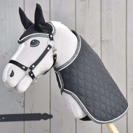 Set Thermo Black Queen od Hobby Horse LarDen je plyšový Hobby Horse s prošívanou černou dekou a ladící uzdou, ideální jako stylová dekorace pro každého milovníka jezdectví.