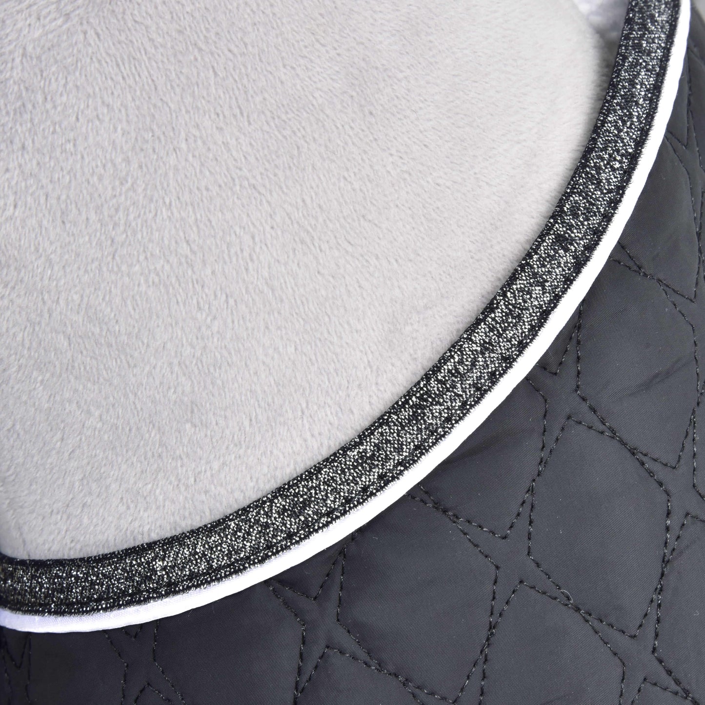 Detail Set Thermo Black Queen od Hobby Horse LarDen: prošívaná černá geometrická látka a světle šedý plyš, oddělené třpytivým černo-bílým lemem, elegantní akcent pro deku na Hobby Horse nebo dekoraci.