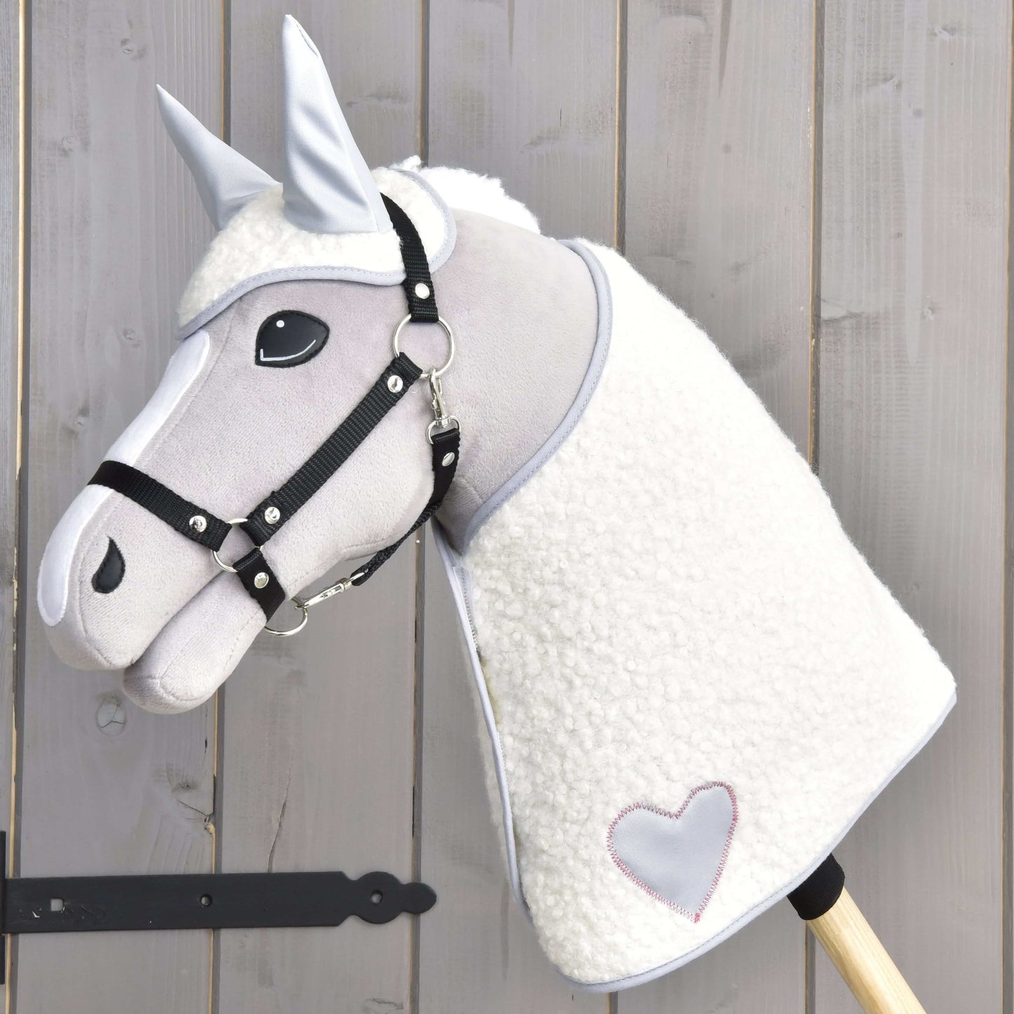 Hobby Horse LarDen Set Snowflake představuje šedo-bílého plyšového Hobby Horse s uzdečkou, hřívou z umělé kožešiny a vyšitým srdcem na krku – ideální pro nápaditou hru nebo kombinaci s vaší oblíbenou sadou dek.