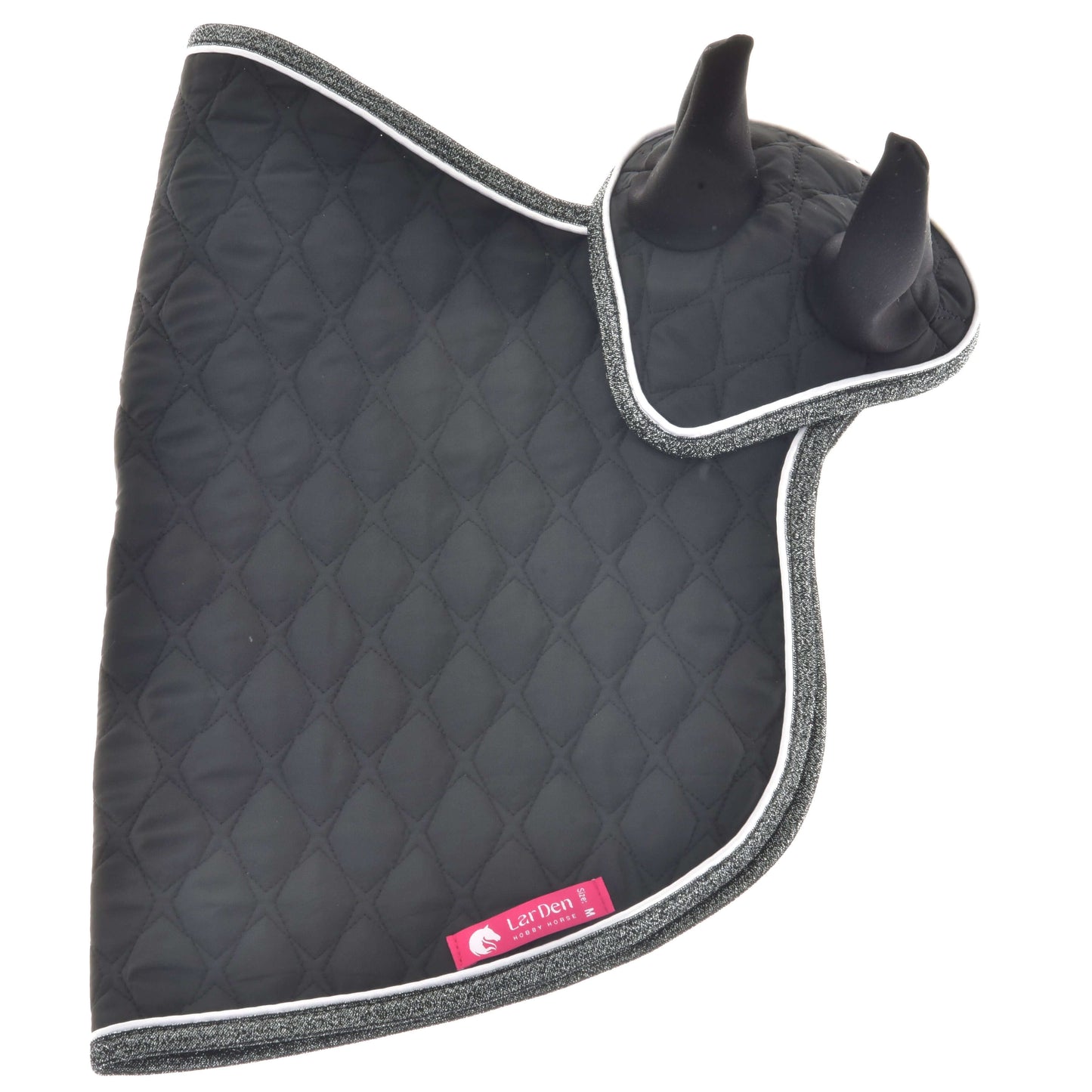 Set Thermo Black Queen od Hobby Horse LarDen je černá prošívaná čabraka se dvěma kryty na uši, šedým lemem a růžovým štítkem. Stylová pro koně a ideální ke kombinaci s dekou pro Hobby Horse, zobrazená naplocho na bílém pozadí.
