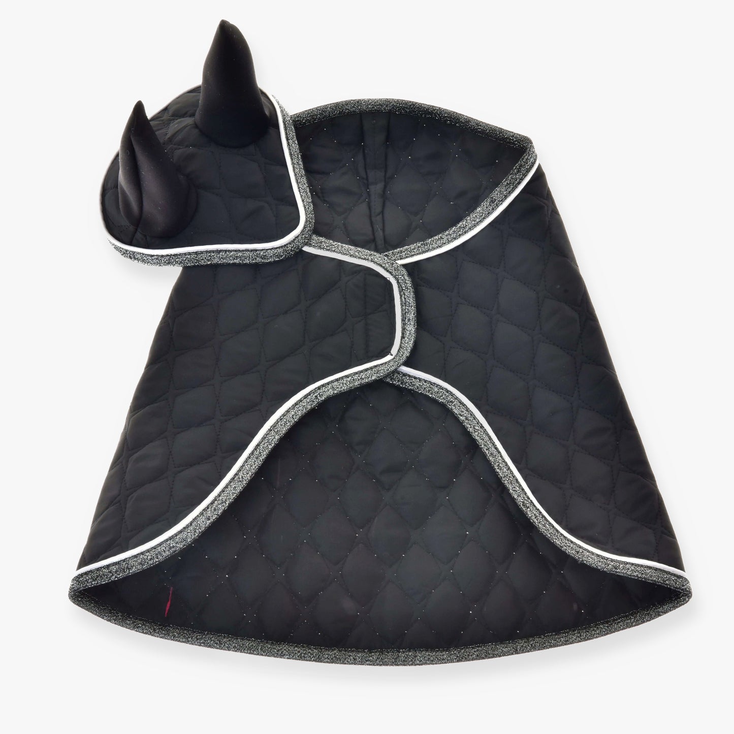Set Thermo Black Queen od Hobby Horse LarDen je prošívaná černá pláštěnka pro mazlíčky se stříbrným lemem a kapucí se špičatými černými ušima inspirovanými čabrakou, roztomilý kostým pro vašeho psa nebo kočku.