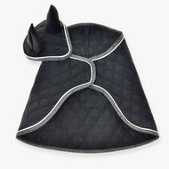 Set Thermo Black Queen od Hobby Horse LarDen je prošívaná černá pláštěnka pro mazlíčky se stříbrným lemem a kapucí se špičatými černými ušima inspirovanými čabrakou, roztomilý kostým pro vašeho psa nebo kočku.