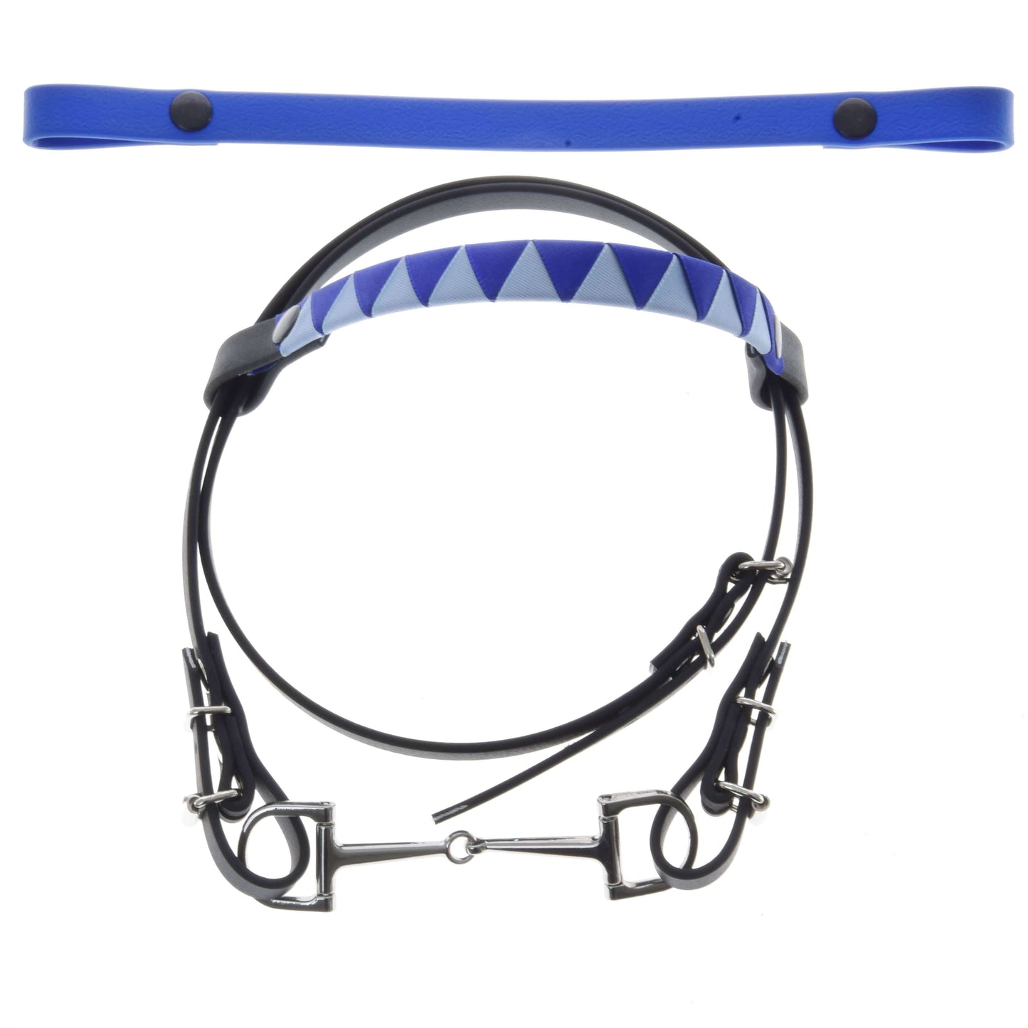 Uzdečka bez nánosníku modrá se 2 čelenkami (vel. M) od Hobby Horse LarDen v modro-černém provedení se stříbrným udidlem, geometrickou modrobílou polstrovanou vyměnitelnou čelenkou a ladícím modrým řemínkem na bílém pozadí.