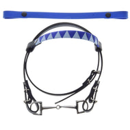 Uzdečka bez nánosníku modrá se 2 čelenkami (vel. M) od Hobby Horse LarDen v modro-černém provedení se stříbrným udidlem, geometrickou modrobílou polstrovanou vyměnitelnou čelenkou a ladícím modrým řemínkem na bílém pozadí.