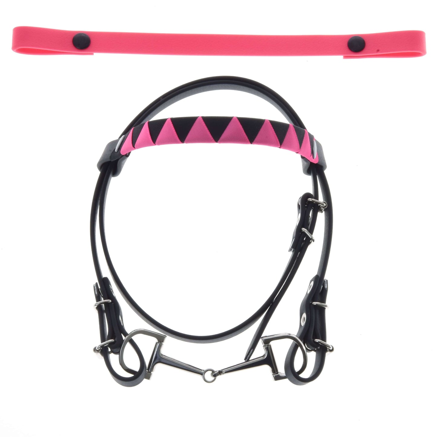 Uzdečka bez nánosníku růžová se 2 čelenkami (vel. M) od Hobby Horse LarDen v černo-růžovém provedení se stříbrným udidlem a geometrickou vyměnitelnou čelenkou, zobrazená spolu s ladícím růžovým řemínkem na bílém pozadí.