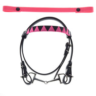 Uzdečka bez nánosníku růžová se 2 čelenkami (vel. M) od Hobby Horse LarDen v černo-růžovém provedení se stříbrným udidlem a geometrickou vyměnitelnou čelenkou, zobrazená spolu s ladícím růžovým řemínkem na bílém pozadí.