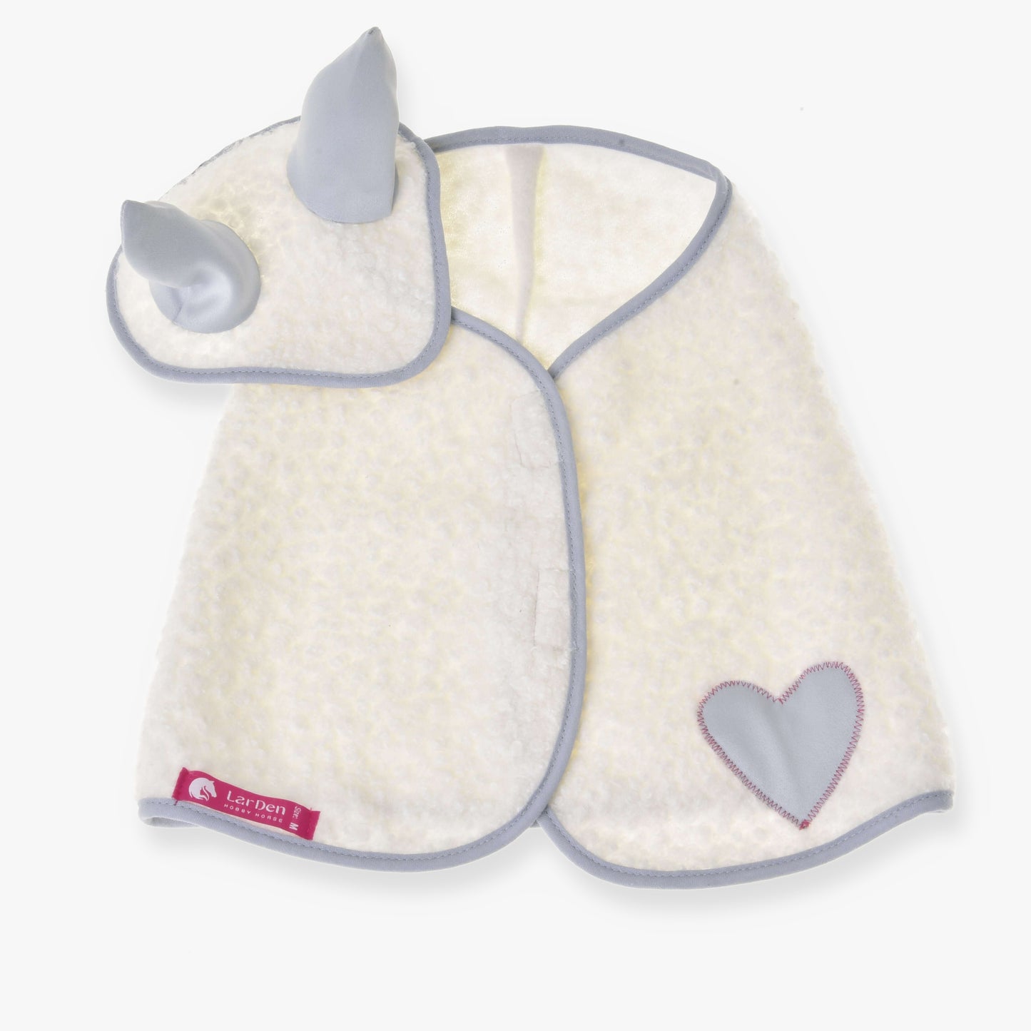 Set Snowflake od Hobby Horse LarDen tvoří měkká bílá dětská pláštěnka se srdíčkovou nášivkou, modrým lemováním a ladící kapucí s modrými rohy, připomínající hravou čabraku. Pláštěnka je rozložená naplocho s růžovým štítkem vlevo dole.