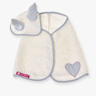 Set Snowflake od Hobby Horse LarDen tvoří měkká bílá dětská pláštěnka se srdíčkovou nášivkou, modrým lemováním a ladící kapucí s modrými rohy, připomínající hravou čabraku. Pláštěnka je rozložená naplocho s růžovým štítkem vlevo dole.