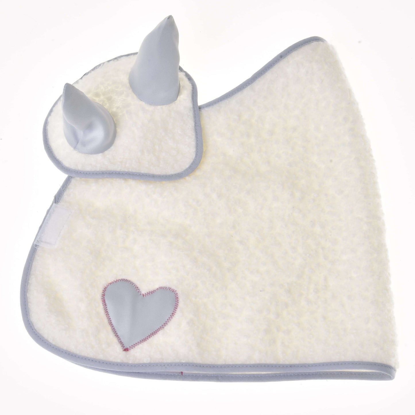 Bryndák Set Snowflake od Hobby Horse LarDen je měkký bílý dětský bryndák se světle šedým lemováním, dvěma špičatými detaily jako u čabraky a šedou nášivkou ve tvaru srdce přišitou u spodního rohu.