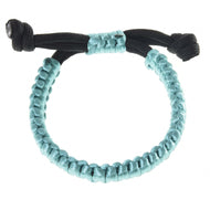 Náramek Turquoise od Hobby Horse LarDen s světle modrými a černými pletenými šňůrkami ve vzoru čtvercového uzlu a nastavitelným zapínáním, zobrazený na bílém pozadí – ideální ke sladění s vaším rope setem nebo jako stylový doplněk pro Hobby Horse.