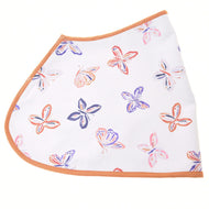 Deka Butterfly (softshell) od Hobby Horse LarDen s bílým základem a hnědým lemem, zdobená oranžovými, fialovými a modrými motivy motýlů a květin, okouzlující deka pro vašeho Hobby Horse.
