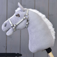 Ohlávka - světle šedá koženka (vel. S) od Hobby Horse LarDen na šedém plyšovém koni s bílou hřívou, hnědýma očima a dřevěnou tyčí, zobrazeném na šedém dřevěném pozadí.