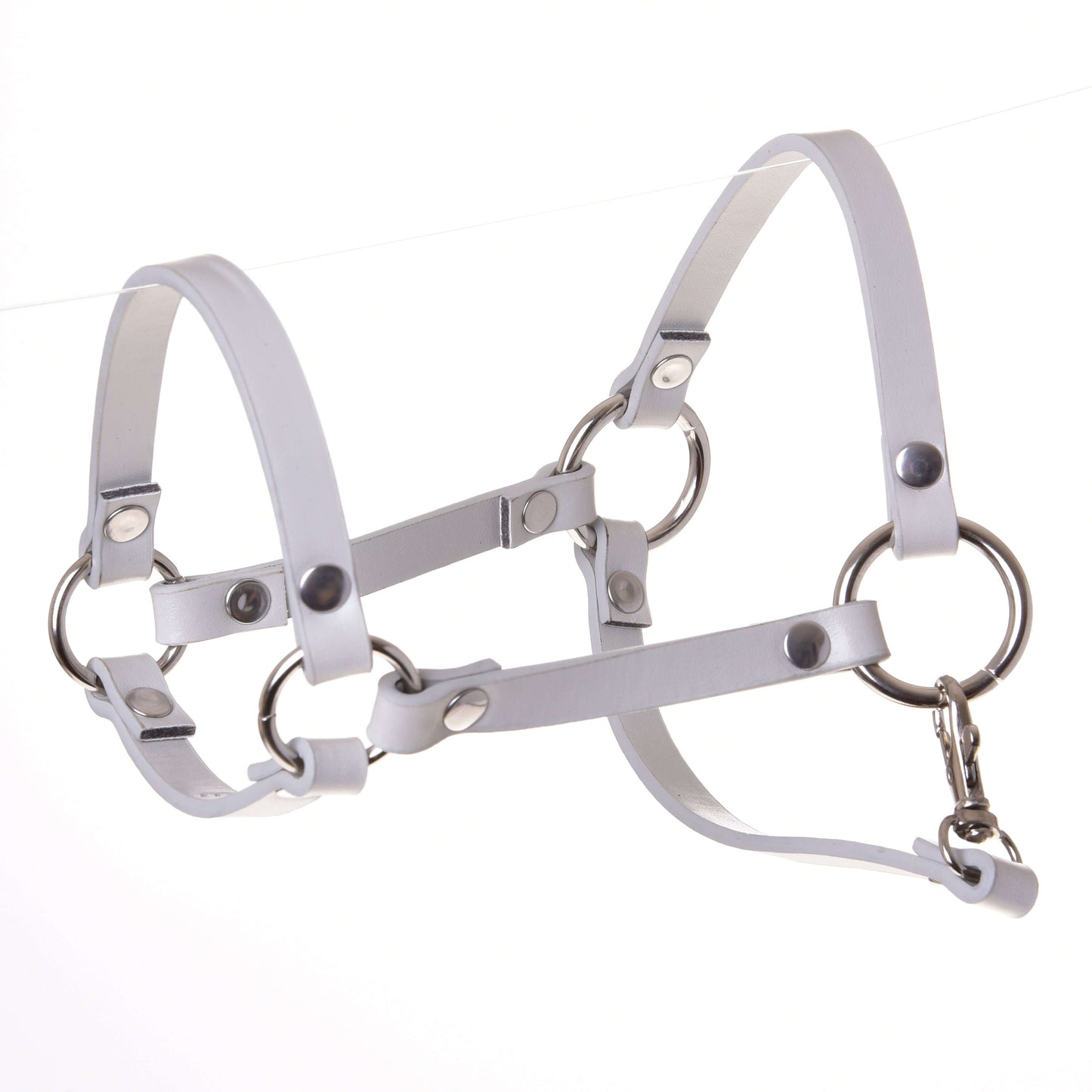 Ohlávka - světle šedá koženka (vel. S) od Hobby Horse LarDen s kovovými kroužky a nýty pro výrazný vzhled, ideální jako doplněk pro Hobby Horse. Zobrazená na čistě bílém pozadí.