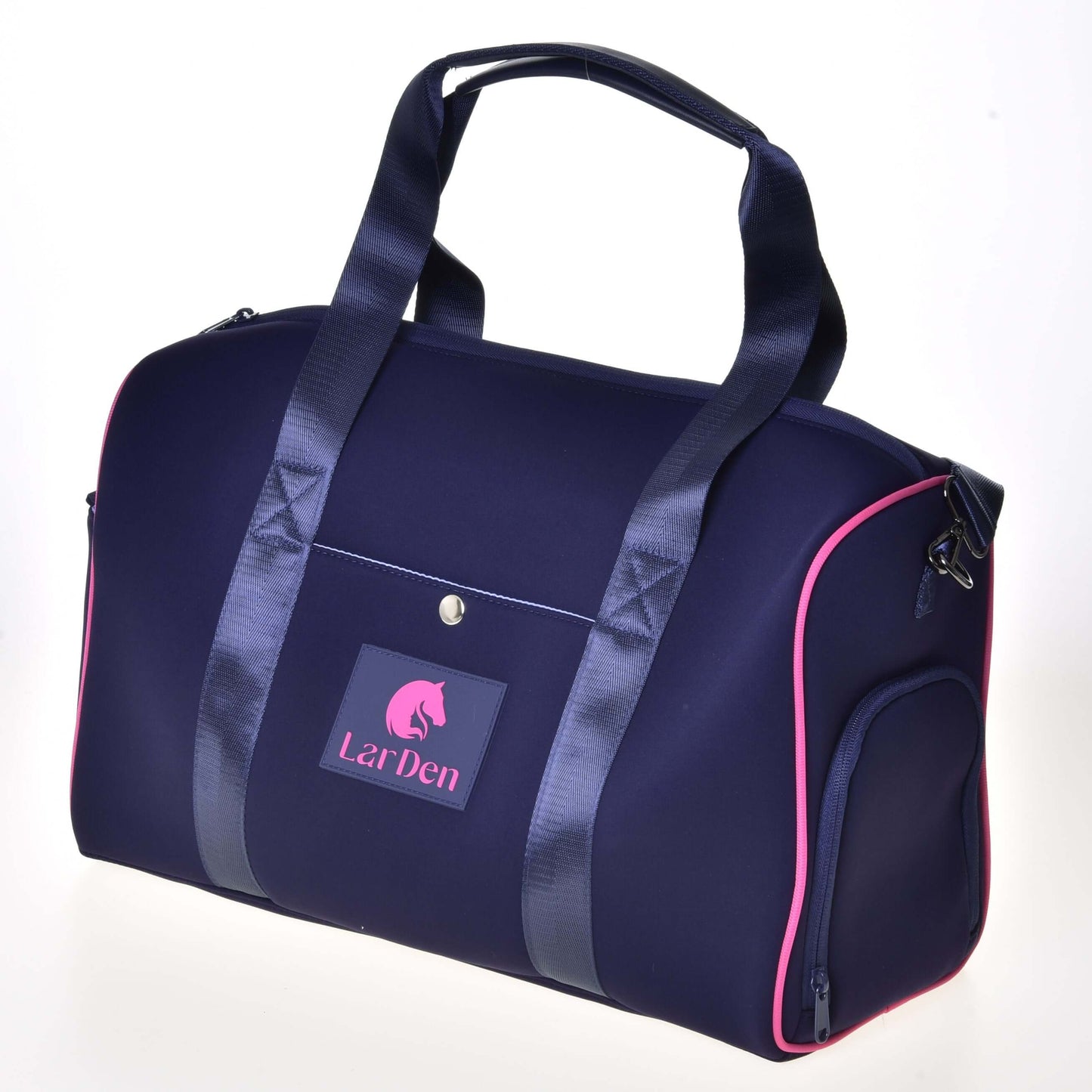 Sportovní taška LarDen Pink od Hobby Horse LarDen má tmavě modrou tkaninu s růžovým lemováním, tmavá ucha, nastavitelný popruh, přední kapsu na druk a přední logo „LarDen“ s koňskou hlavou.