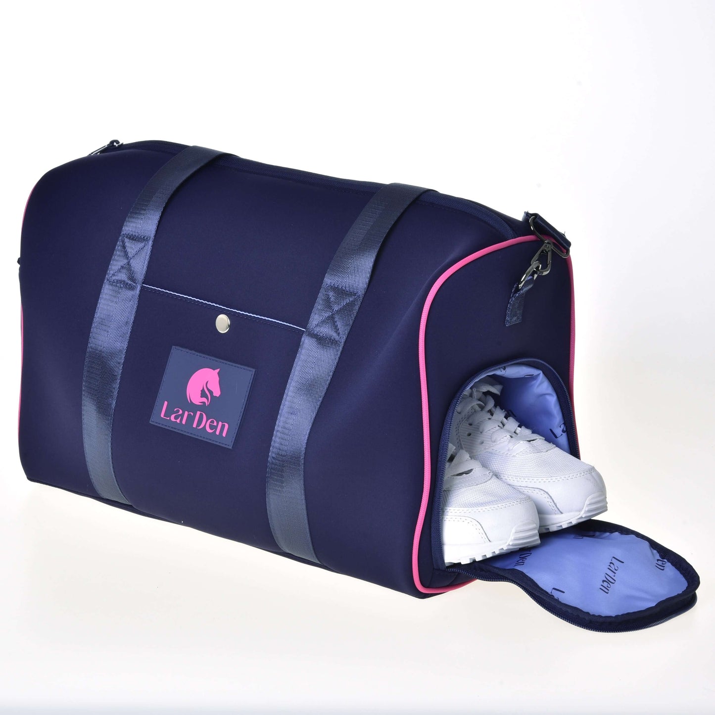 Sportovní taška LarDen Pink od Hobby Horse LarDen má černé popruhy, růžové lemování, nastavitelný popruh a boční přihrádku s bílými teniskami – ideální na cestování. Stylová cestovní taška je zobrazená na bílém pozadí.