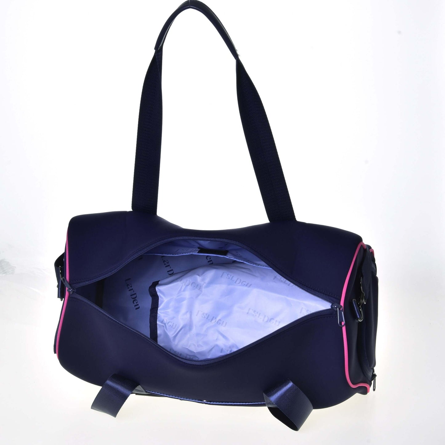 Sportovní taška LarDen Pink od Hobby Horse LarDen je zobrazená otevřená shora a ukazuje bílý vnitřek s jemným brandingem. Je ideální na cestování a tato tmavě modrá taška má růžové lemování, černá ucha a nastavitelný boční popruh.