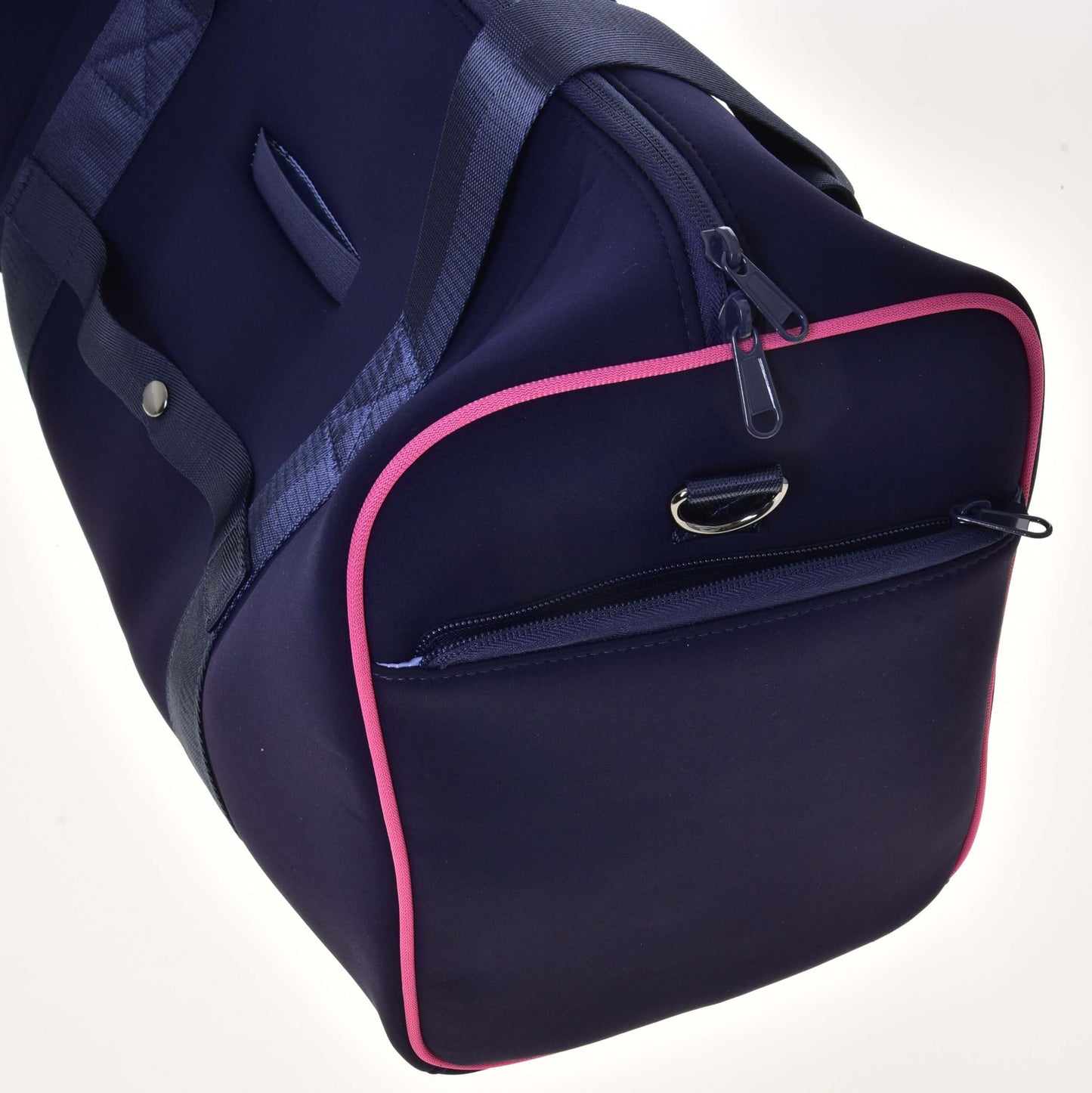 Detail Sportovní tašky LarDen Pink od Hobby Horse LarDen v tmavě modré barvě s růžovým lemováním, přední kapsou na zip, kovovým kroužkem u zipu a tmavým nastavitelným popruhem na světlém pozadí.