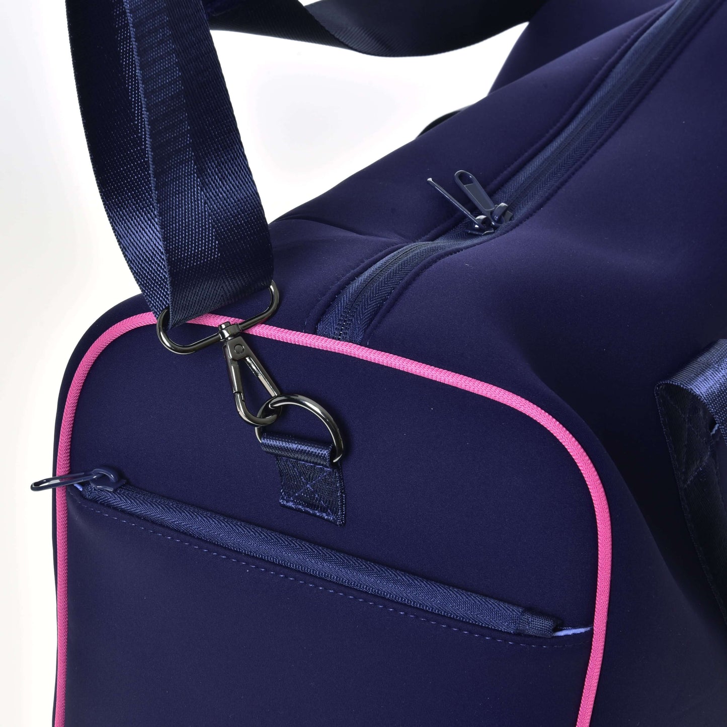 Detail Sportovní tašky LarDen Pink od Hobby Horse LarDen s nastavitelným popruhem s kovovou sponou a boční kapsou na zip – ideální na cestování.