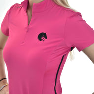 Sportovní triko LarDen Pink od Hobby Horse LarDen ze zářivě růžového spandexu s krátkými rukávy, černým logem koňské hlavy na hrudi a částečně rozepnutým límcem, nošené osobou se světlými vlasy.