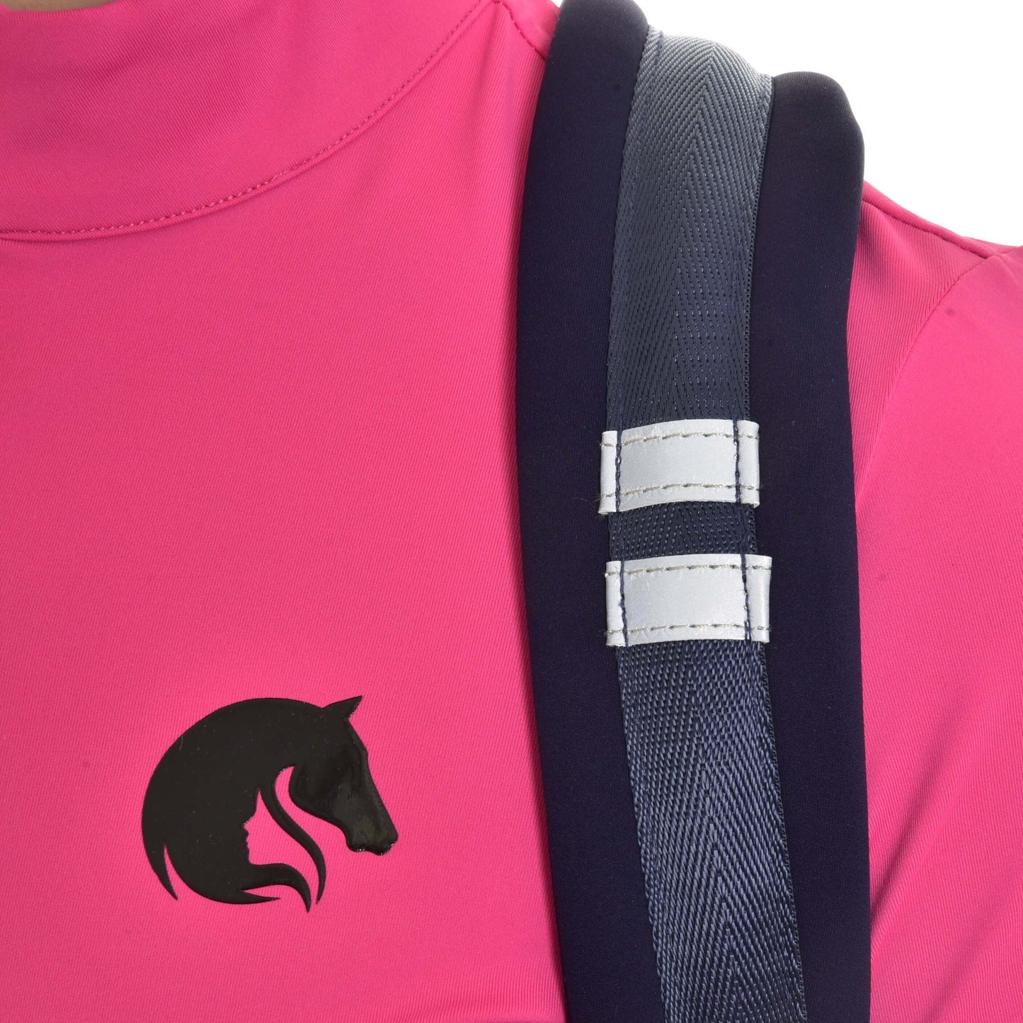 Detail osoby s batohem Hobby Horse LarDen na zádech, s modrými neoprenovými polstrovanými popruhy s bílým prošíváním a výrazně růžovou horní částí s černým logem hlavy Hobby Horse.