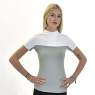 Mladá žena s dlouhými blond vlasy má na sobě Sportovní triko LarDen Premium od Hobby Horse LarDen, sportovní tričko s krátkým rukávem ze světle šedého a bílého spandexu. Stojí čelem ke kameře s rukama v bok a jsou vidět náramky a malé tetování na levé paži.