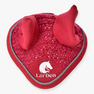 Čabraka háčkovaná Red sport od Hobby Horse LarDen má dvě vztyčené látkové uši, bílé logo koně s nápisem „LaRDen“ na přední straně a je zakončena šedým lemováním pro stylový vzhled.