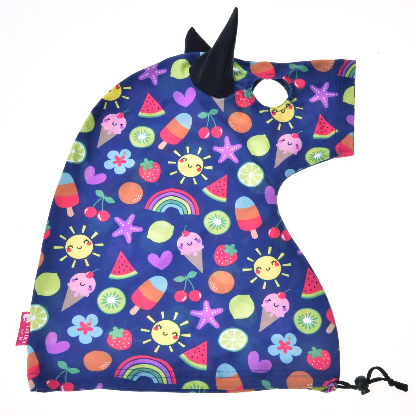 Hobby Horse ochranný oblek Happiness od Hobby Horse LarDen je barevná kapuce ve tvaru jednorožce s černým rohem, se vzorem veselého ovoce, duhy, slunce, zmrzliny a hvězd na tmavě modré látce a se stahovací šňůrkou dole.