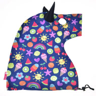 Hobby Horse ochranný oblek Happiness od Hobby Horse LarDen je barevná kapuce ve tvaru jednorožce s černým rohem, se vzorem veselého ovoce, duhy, slunce, zmrzliny a hvězd na tmavě modré látce a se stahovací šňůrkou dole.