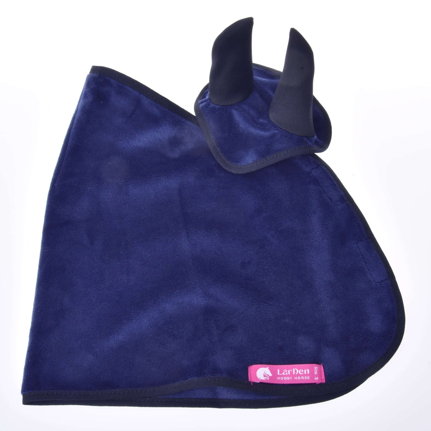 Set Dark Blue (čabraka + deka) od Hobby Horse LarDen obsahuje tmavě modrou čabraku s černým lemem, růžový štítek s bílým textem a logem koně a dva kryty uší – stylový doplněk každého setu, zobrazený na bílém pozadí.