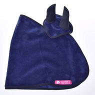 Set Dark Blue (čabraka + deka) od Hobby Horse LarDen obsahuje tmavě modrou čabraku s černým lemem, růžový štítek s bílým textem a logem koně a dva kryty uší – stylový doplněk každého setu, zobrazený na bílém pozadí.