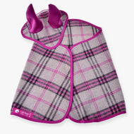 Set Cube Pink od Hobby Horse LarDen s růžovo-šedou kostkovanou koňskou dekou s růžovým lemováním, dvěma ladícími čabrakami a kryty, vše zobrazené na bílém pozadí.