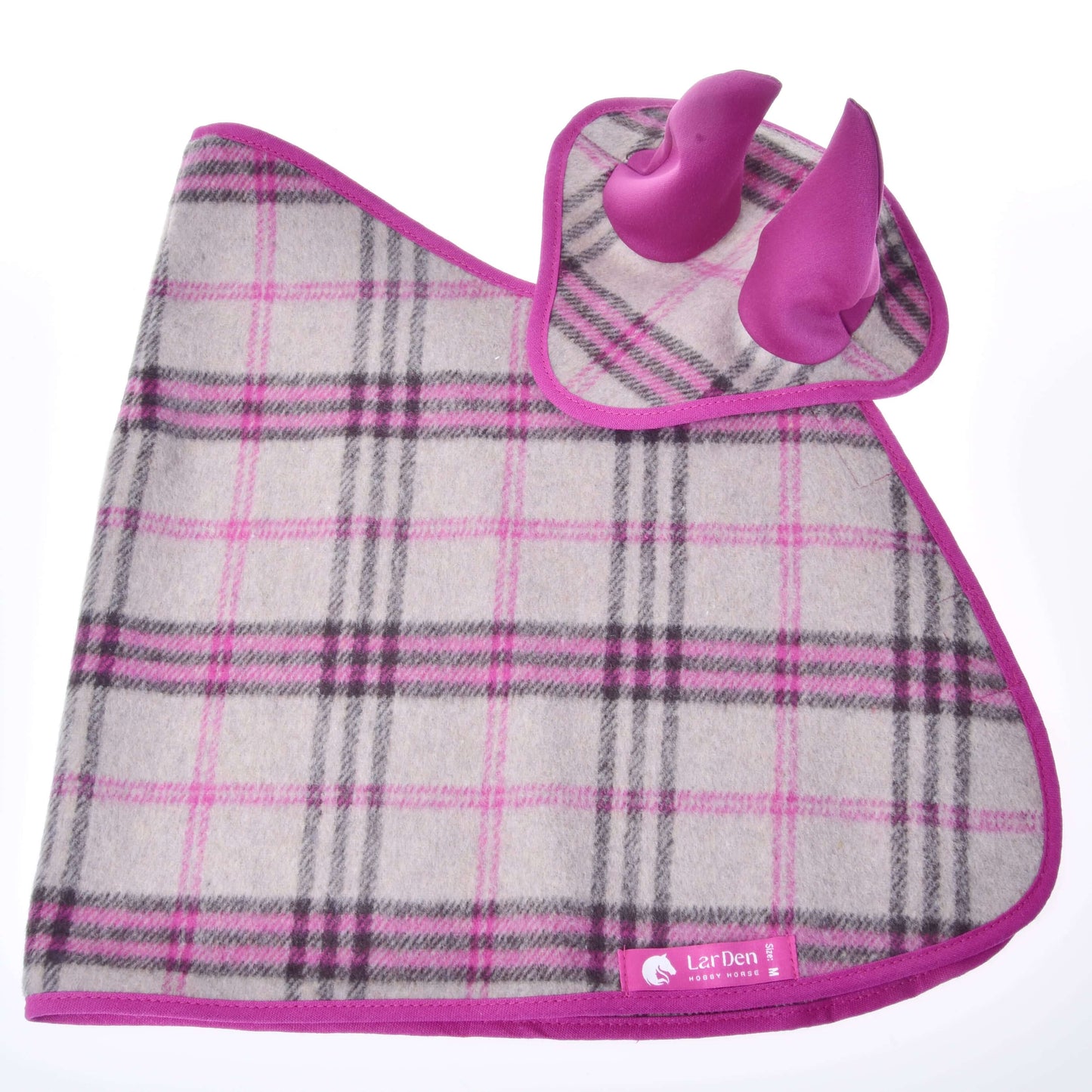 Set Cube Pink od Hobby Horse LarDen s růžovo-šedou kostkovanou bederní dekou a ladícími fleecovými návleky na sedlo, vše lemované růžovým okrajem – stylový set pro váš Hobby Horse, zobrazený na bílém pozadí.
