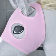 Detail šedého plyšového koně s Maskou bez uší Pink od Hobby Horse LarDen, pratelnou maskou s vyšitým okem a otvory pro uši. V pozadí jsou viditelné dřevěné panely.