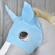 Detail plyšové hračky koně s Maska Sky od Hobby Horse LarDen, s špičatými ušima a ilustrovaným okem, na dřevěném pozadí.