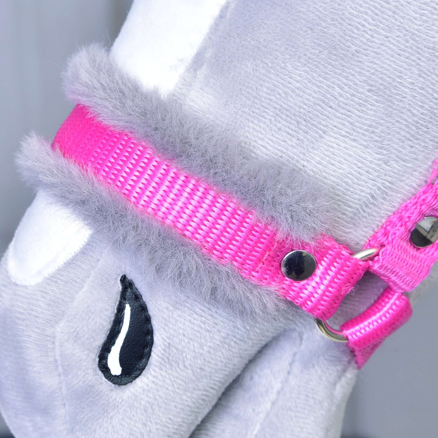 Detailní záběr na šedou plyšovou hračku s Ohlávkou růžovou s beránkem od Hobby Horse LarDen, s výrazně růžovou barvou, kovovým kováním a měkkým chlupatým šedým lemem.