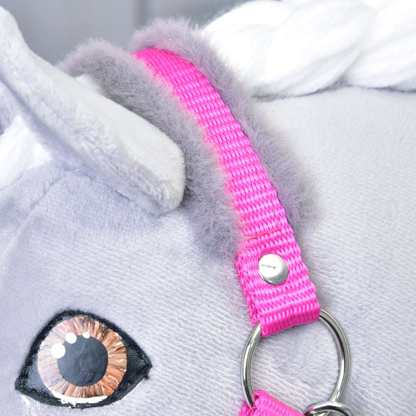 Detailní záběr Ohlávky růžové s beránkem od Hobby Horse LarDen na hlavě bílého plyšového koně, s vyšívaným okem, měkkou šedou hřívou a lesklým kovovým kroužkem – roztomilý doplněk pro nápaditou hru s Hobby Horse.
