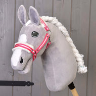 Hobby Horse LarDen "Ohlávka červený proužek s beránkem" je šedý plyšový Hobby Horse s bílou hřívou a ohlávkou s červeným proužkem na dřevěné tyči, zobrazený před šedou dřevěnou stěnou.
