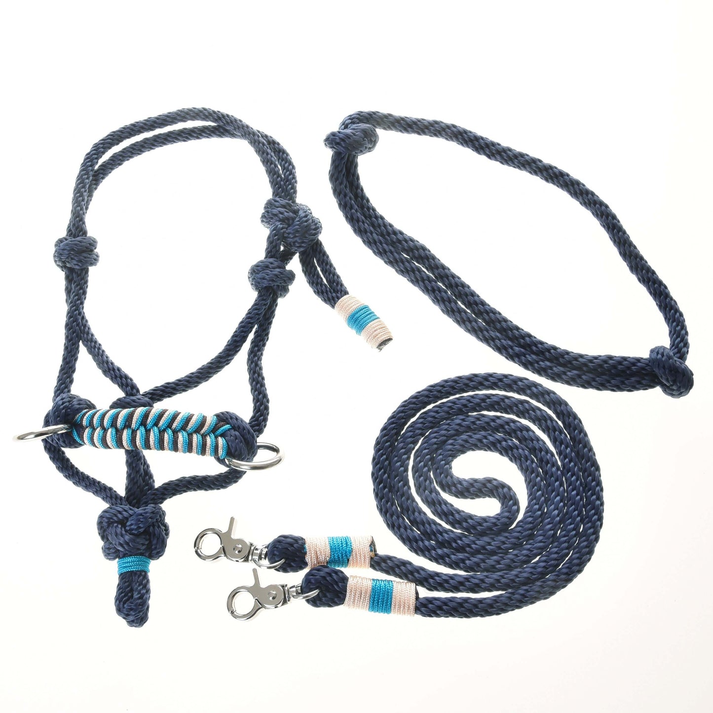 Provazový set Navy od Hobby Horse LarDen obsahuje tmavě modrou provazovou ohlávku a ladící vodítko s bílými a tyrkysovými akcenty, kovovými karabinami a uzly – ideální pro váš Hobby Horse, zobrazeno na bílém pozadí.