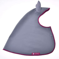 Bryndák Pláštěnka Grey od Hobby Horse LarDen, inspirovaný celoroční pláštěnkou do deště, s purpurovým lemováním, špičatou kapucí s detailem uší a malým růžovým štítkem na spodním okraji. Bryndák je zobrazen naplocho na bílém pozadí.