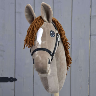 Hobby Horse Oliver s černou ohlávkou + ohlávkou s beránkem ZDARMA