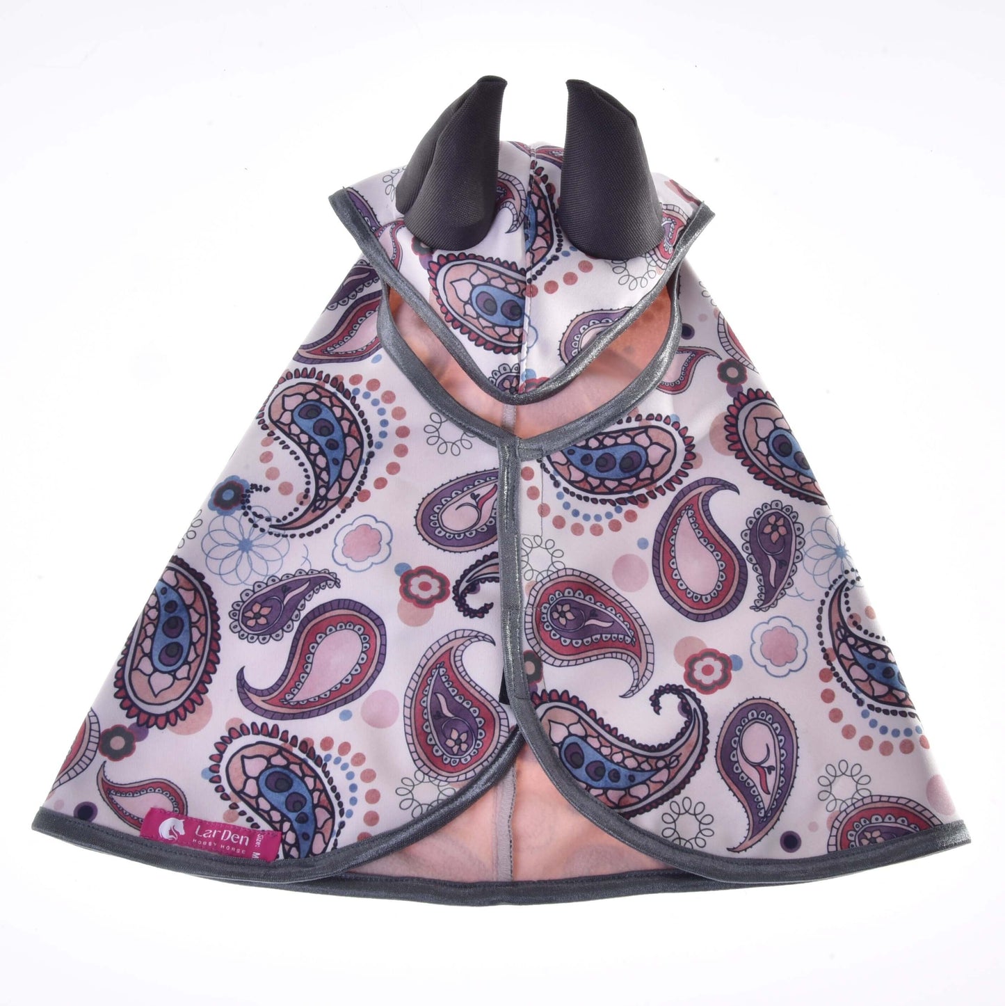 Pláštěnka Fairy Blue (softshell) od Hobby Horse LarDen je malá nepromokavá pláštěnka s paisley vzorem, světle růžovou podšívkou, šedým lemováním, dvěma černými tvary připomínajícími rohy na kapuci a růžovým štítkem u spodního okraje.
