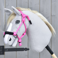 Hobby Horse LarDen Parelka Pink na plyšovém Hobby Horse se světle šedou látkou, bílou hřívou a bílým pruhem na obličeji, zobrazená na dřevěném pozadí.