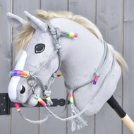 Šedý Hobby Horse s bílou lysinou, černým nosem a blond hřívou má na sobě Provazový set Manhattan od Hobby Horse LarDen se šedou provazovou ohlávkou a otěžemi s barevnými korálky, na dřevěném pozadí.