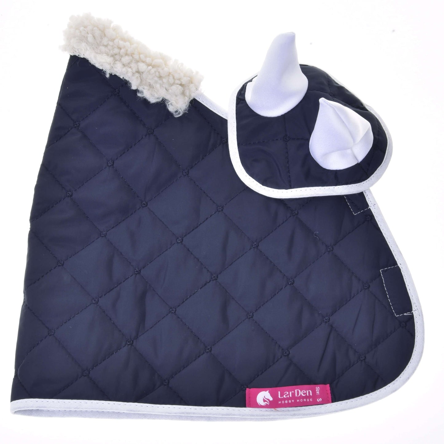 Hobby Horse LarDen Set Thermo Blue má prošívanou tmavě modrou čabraku na uši s bílým lemováním, horní část s fleecovou podšívkou a dvě látkové uši – ideální pro stylovou koňskou dekoraci nebo jako součást elegantní sady čabraky na uši.