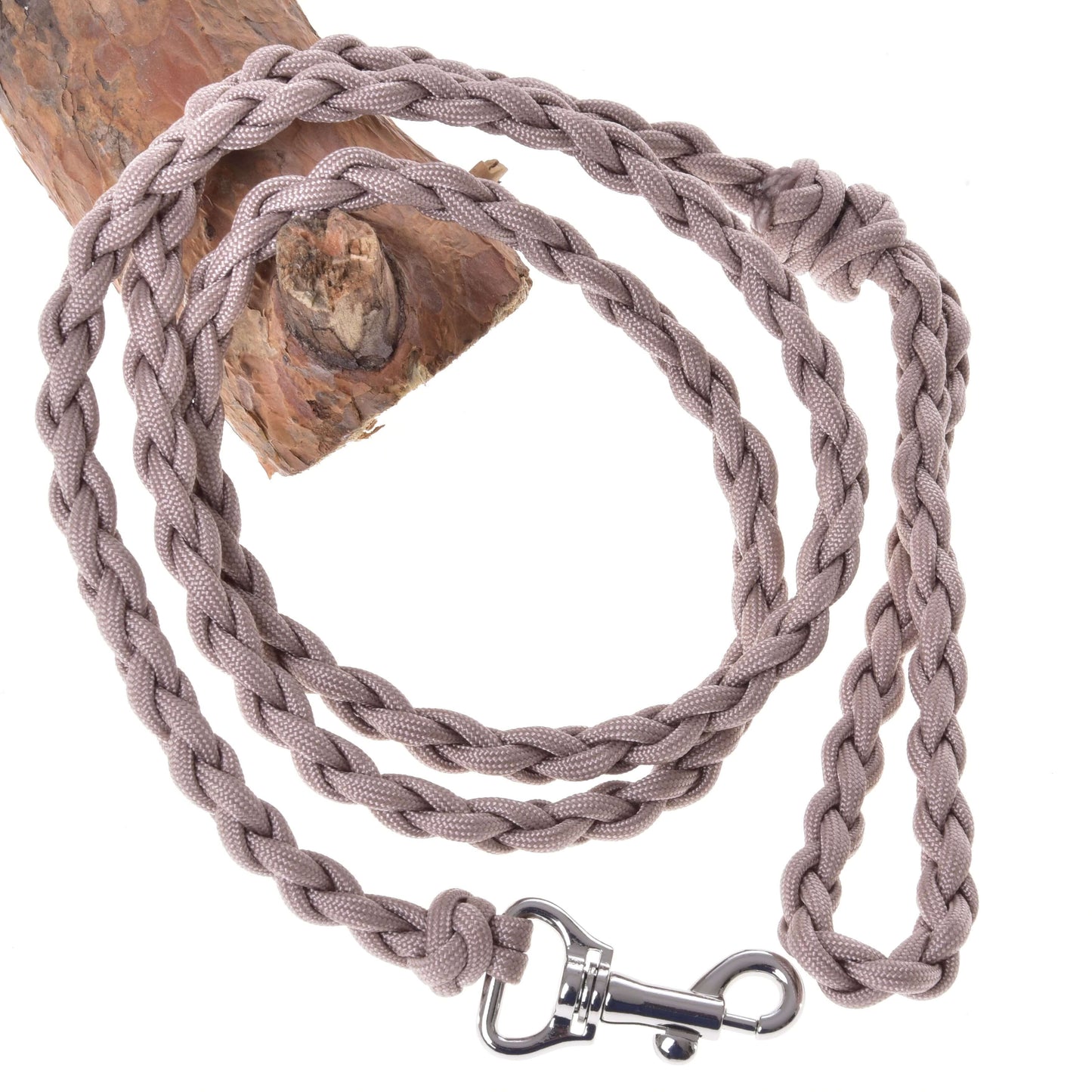 Hobby Horse - pletené vodítko Almond od Hobby Horse LarDen, ručně pletené v béžové barvě, s pevným kovovým zapínáním, stočené na dřevě na bílém pozadí.